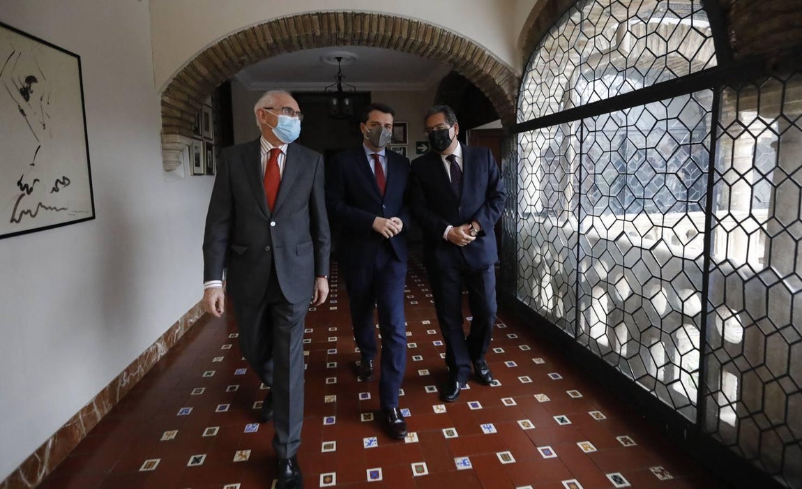 La conferencia del alcalde de Córdoba en el Foro Amador Jover, en imágenes