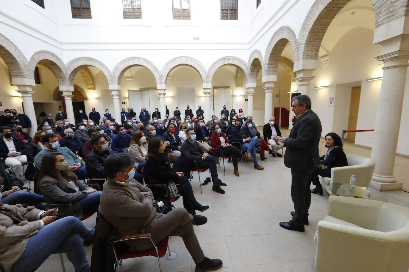 El encuentro de Juan Espadas con militantes del PSOE en Córdoba, en imágenes