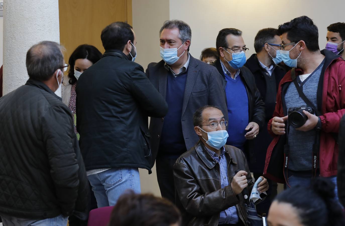 El encuentro de Juan Espadas con militantes del PSOE en Córdoba, en imágenes