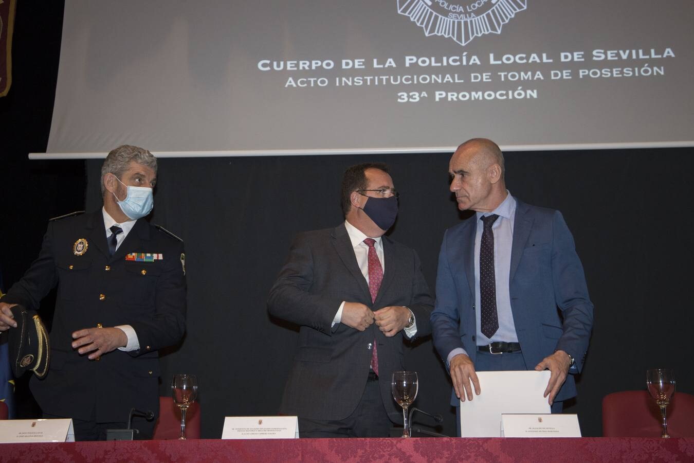 Los nuevos policías locales de Sevilla toman posesión de su cargo