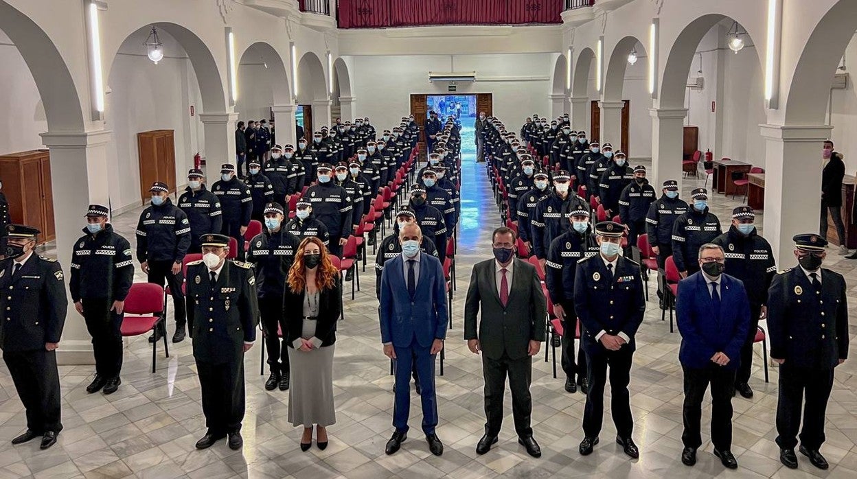 Los nuevos policías locales de Sevilla toman posesión de su cargo