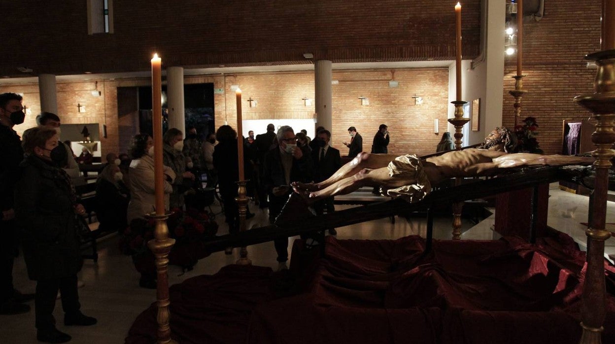 El vía crucis de la Blanca Paloma se ha realizado dentro de la parroquia