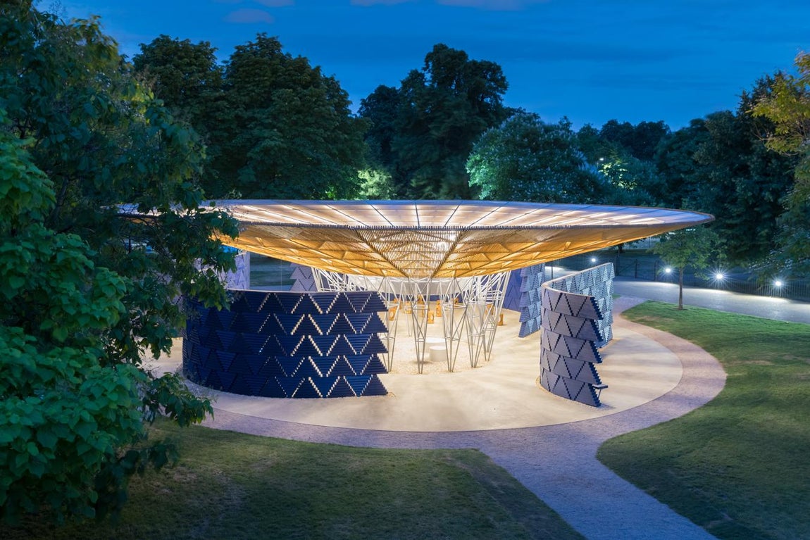 Serpentine Pavilion 2017. Desde su inauguración en 2000, la Serpentine Gallery en Londres escoge a un arquitecto internacional para construir una instalación temporal en los Jardines de Kensington. En 2017 su diseño recayó en Francis Kéré. Imbuido con resonancias de la arquitectura y los recuerdos de infancia del arquitecto en África, esta estructura temporal portaba un mensaje alusivo a la escasez de agua.