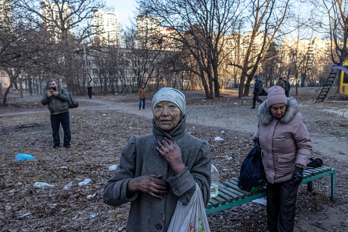 Los habitantes del edificio atacado en Kiev. 