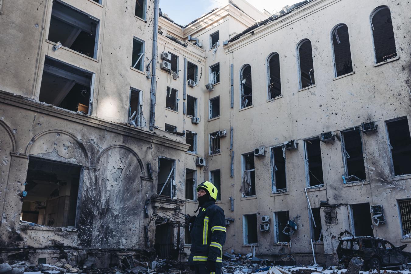 Un bombero observa los destrozos en un edificio de Járkov. 