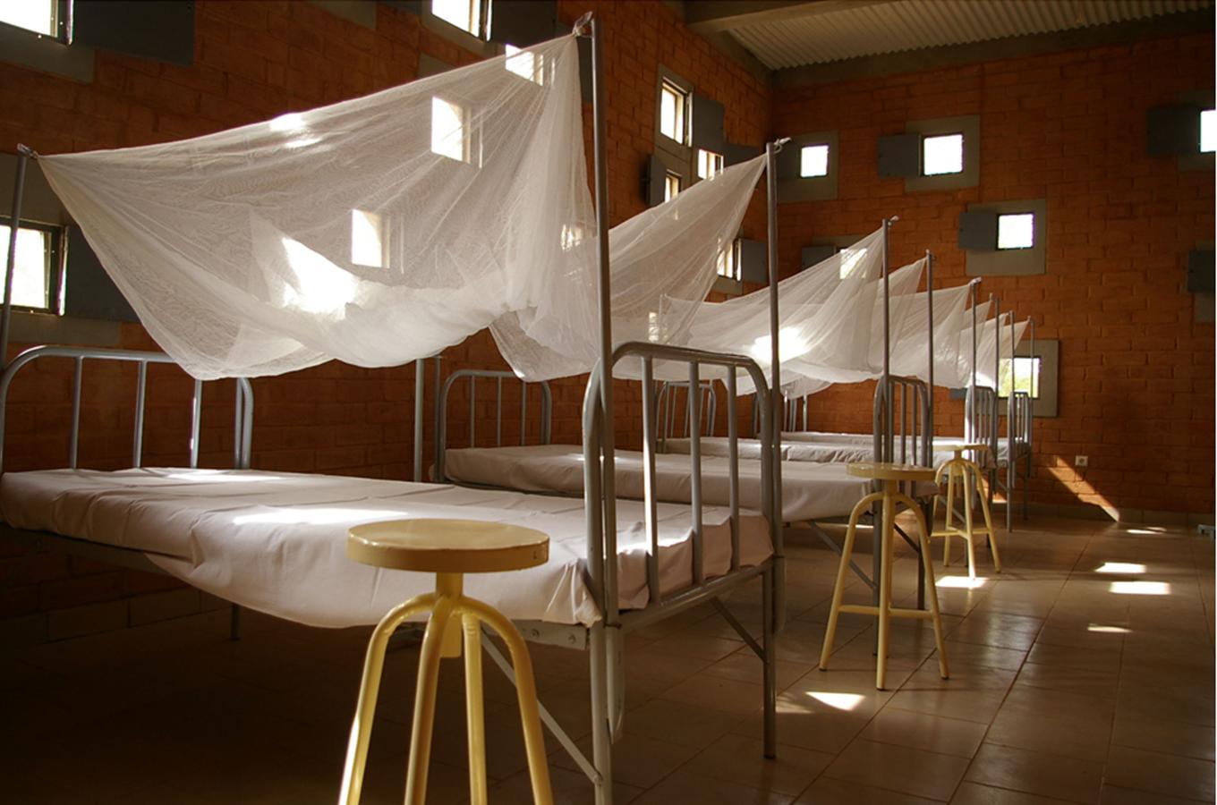 Centro de Salud y Bienestar Social en Laongo. Situado en Opera Village, este edificio está construido en arcilla local y laterita. La cubierta es de madera de eucalipto. El edificio refleja su cuidadoso tratamiento de materiales y el establecimiento de condiciones climáticas adecuadas para procurar el máximo bienestar.