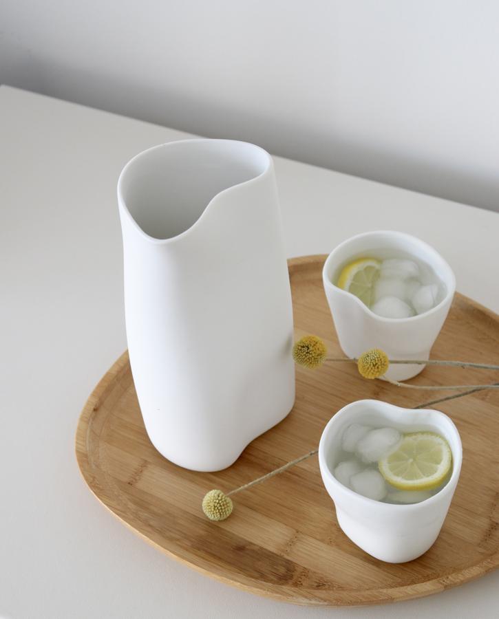 Un pack para padres amantes del diseño y la funcionalidad. 'Be water my Dad' es la nueva propuesta de la marca de vajillas Cookplay para el Día del Padre. Un pack diseñado especialmente para los padres que aprecian el diseño de las piezas funcionales de la marca y a la vez están concienciados por el cuidado y respeto al medio ambiente. Formado por una 'Jelly jar' y dos 'Jelly glass' en acabado biscuit mate de la nueva colección 'Jelly' y una bandeja de bambú de la colección 'Yayoi Bamboo Trays', este set será ideal para agasajarle además con un pequeño desayuno, aperitivo o merienda juntos. Cookplay trabaja por una idea honesta creando una nueva generación de menaje con diseños sostenibles, un juego visual de formas orgánicas que expresan movimiento y sensualidad. Precio: 88 euros.