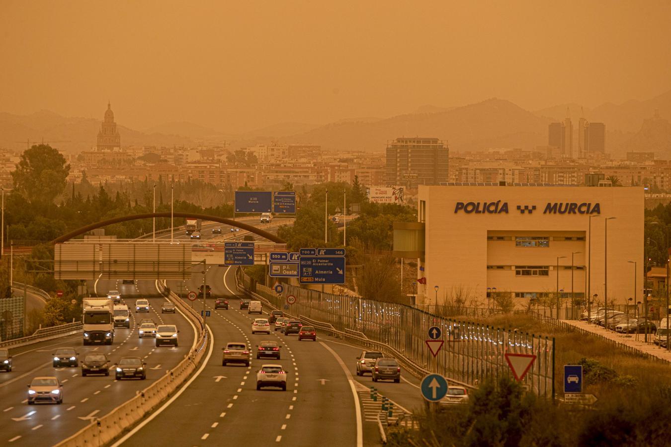 En Murcia. Aspecto que presentaba la ciudad de Murcia en la tarde del lunes, 14 de marzo, con un alto número de partículas y polvo