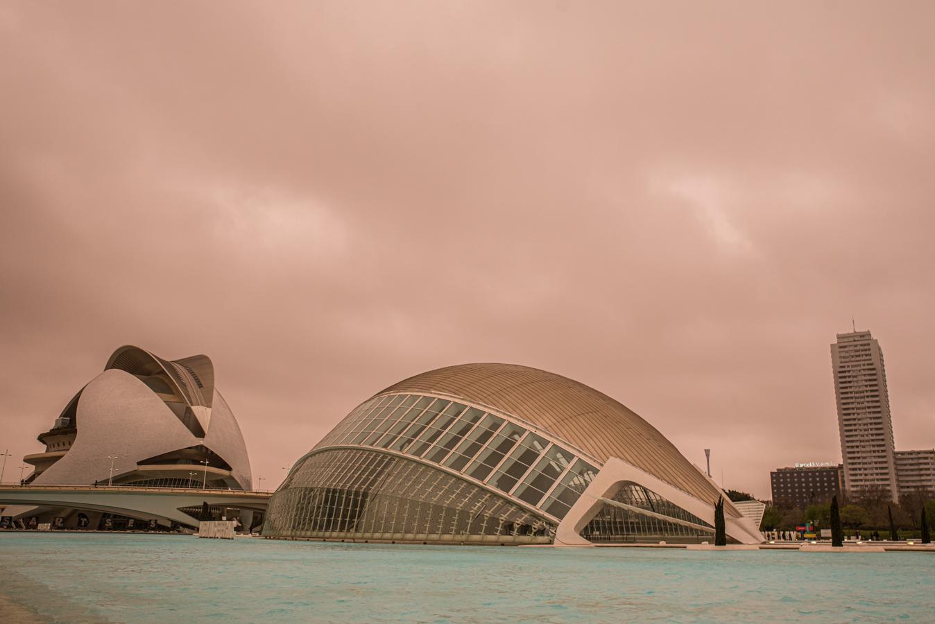 Cielo anaranjado en Valencia. Vista del cielo en la Ciudad de las Artes y las Ciencias, a 14 de marzo de 2022, en Valencia