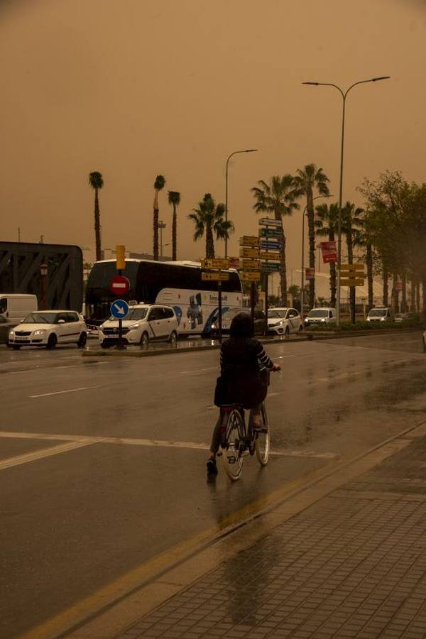 En imágenes, Málaga, teñida de naranja bajo una nube de polvo por la calima