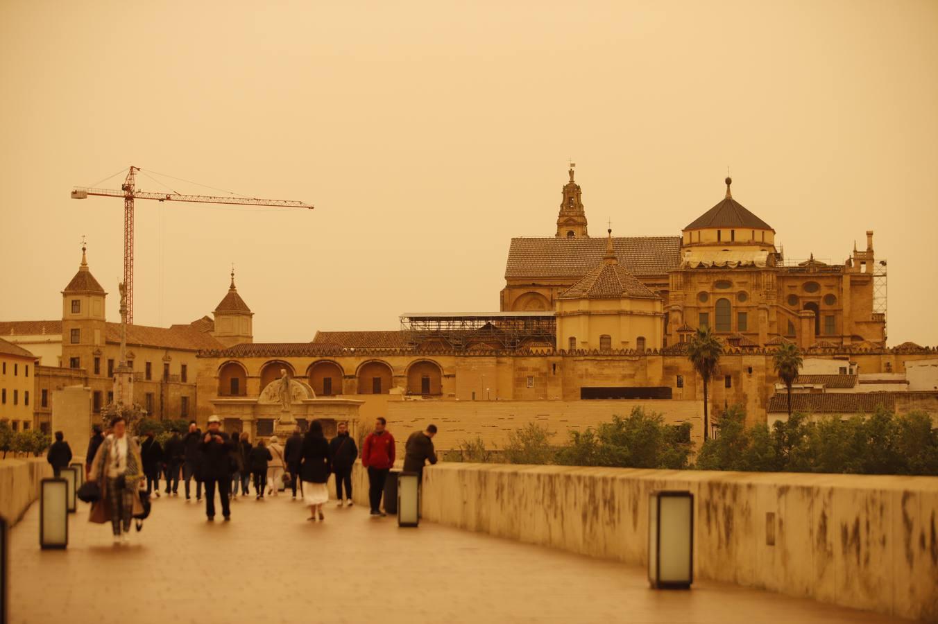 El cielo con calima de Córdoba, en imágenes