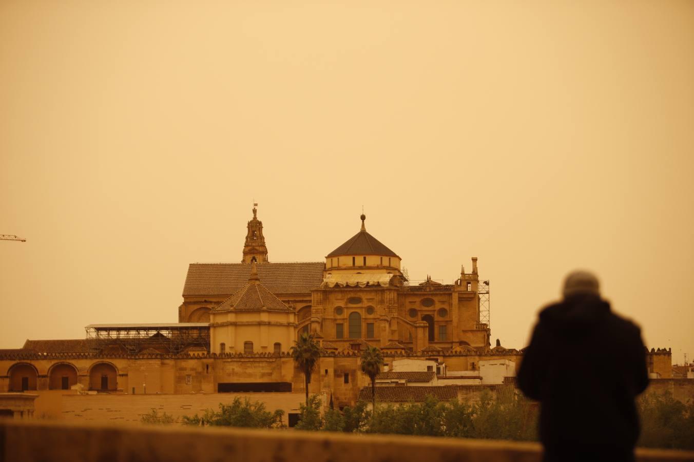 El cielo con calima de Córdoba, en imágenes