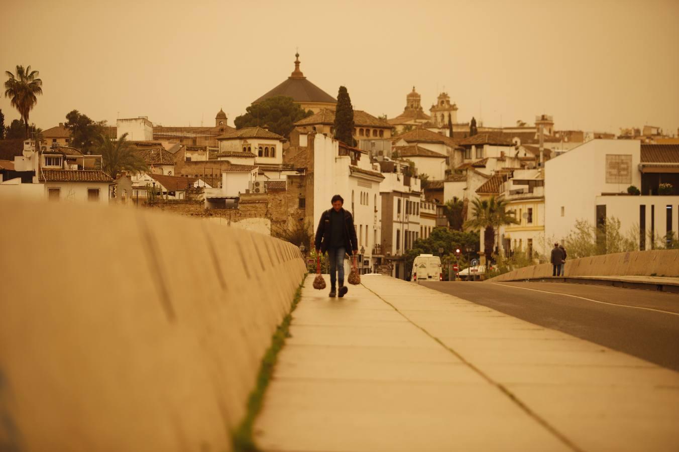 El cielo con calima de Córdoba, en imágenes