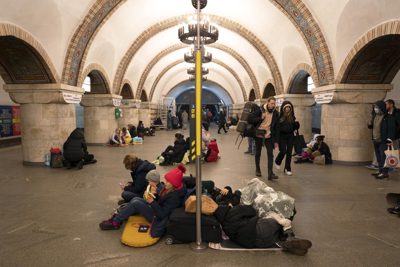 La población continúa guareciéndose en las estaciones de metro de la capital ucraniana. 