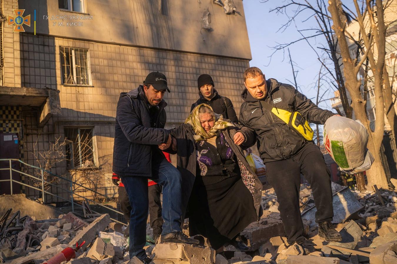 Evacuación en un edificio atacado en Kiev. 