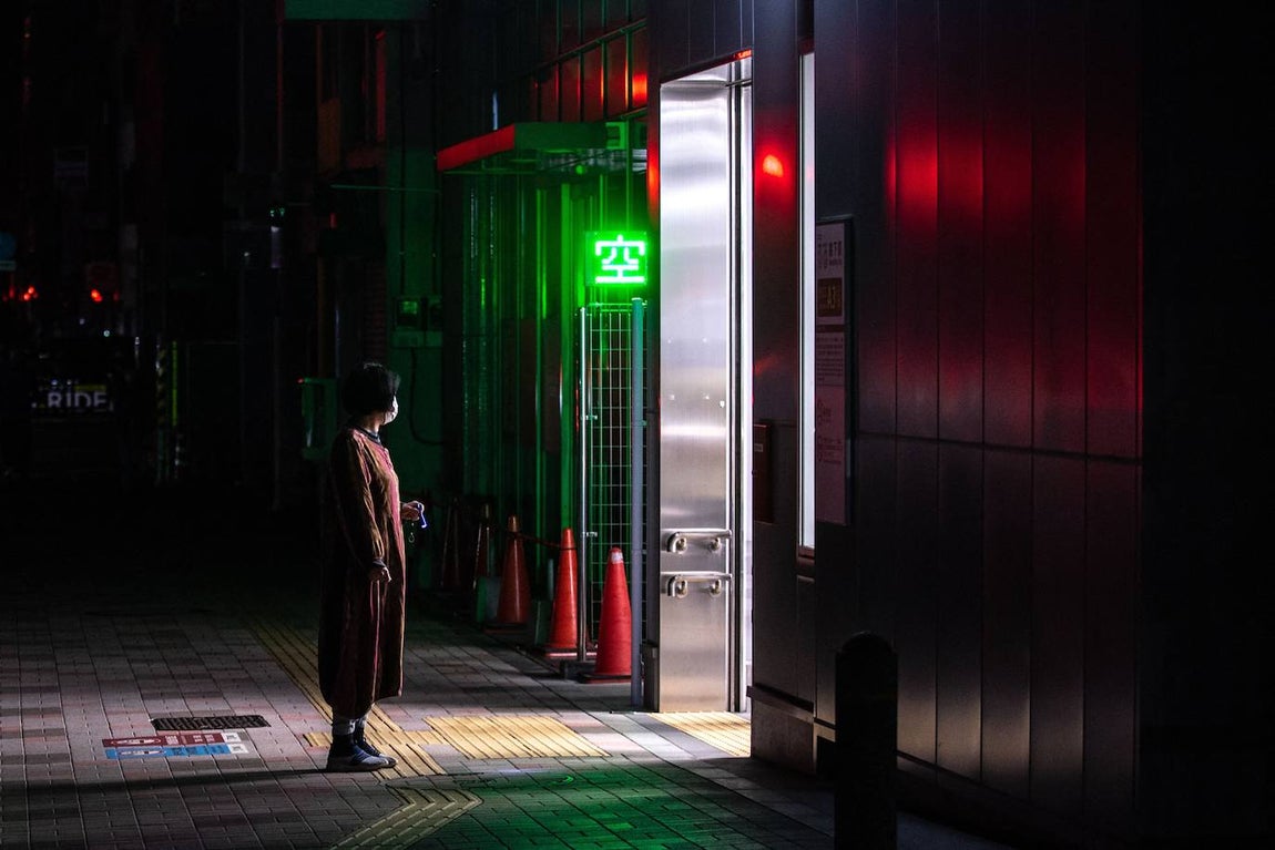 Una mujer frente a la prefectura de Koto, en Tokio