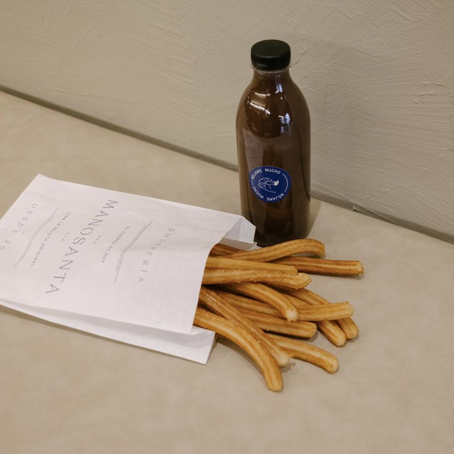 Una merienda de churros con chocolate. La innovadora churrería MANOSANTA (C/ Hermosilla, 97) recién inaugurada en el madrileño barrio de Salamanca propone un plan entre padres e hijos con sus churros y porras con chocolate para compartir de una manera muy especial. Todos ellos se pueden pedir con azúcar, canela, ambas opciones combinadas o para degustar solos y, a su vez, acompañarlos de sus dips de dulce de leche, leche condensada o Nutella. Por su parte, el chocolate también cobra especial protagonismo y lo encontramos con distintas opciones. Una propuesta original y castiza que puede convertirse en un original regalo para compartir con tu padre tanto para empezar el día con un desayuno o para merendar, además de la excusa perfecta para descubrir este templo de delicias.  combinación tan castiza supone el regalo perfecto para ese día, para tener un desayuno o una merienda especial y compartir