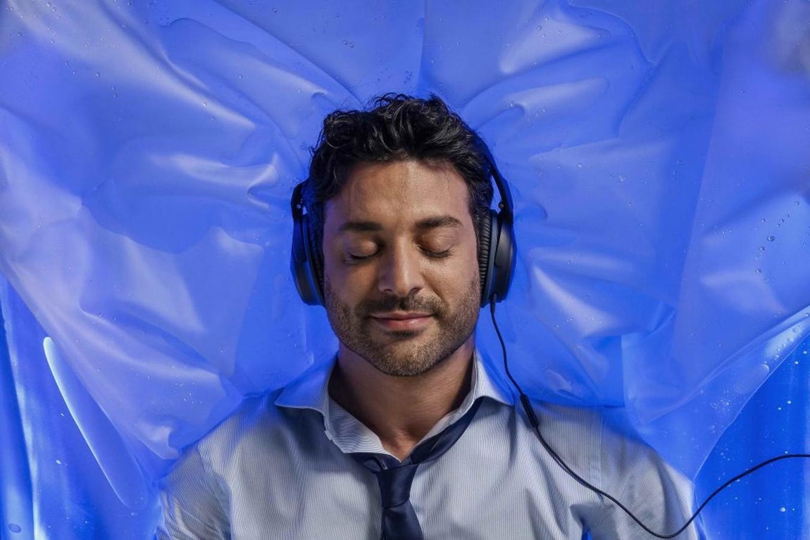 Sesión de cuidados y dosis extra de felicidad. Fulness Spa es un centro de bienestar holístico que conjuga técnicas de protocolos corporales y entrenamiento mental para alcanzar un profundo bienestar y relajación. Entre sus paquetes de cuidados encontramos el 'Happy Fulness Experience', una experiencia de cuerpo, mente y espíritu, que permite reconectar con esa felicidad tan importante que a veces olvidamos. Una idea de regalo original para esos padres que no encuentran el hueco para cuidarse ellos mismo. Durante las aproximadamentedos horas que dura la experiencia, se podrá conseguir una profunda relajación de cuerpo y mente con un masaje holístico con aromaterapia, combinado con un masaje relajante de pies, para continuar con una meditación guiada cuyo objetivo es mejorar el bienestar y ayudar a vivir el momento presente con mayor relajación y felicidad. La experiencia se puede disfrutar tambiénen pareja o con amigos y terminará con un aperitivo saludable. Un plan con el que los padres cuidarán cuerpo y alma. Precio: 150€ por persona.