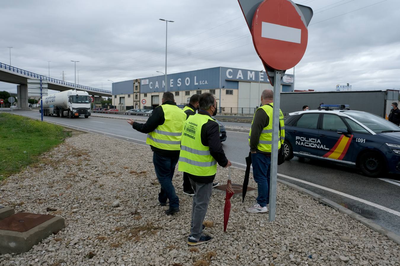 FOTOS: El tercer día de paro de los camioneros en Cádiz