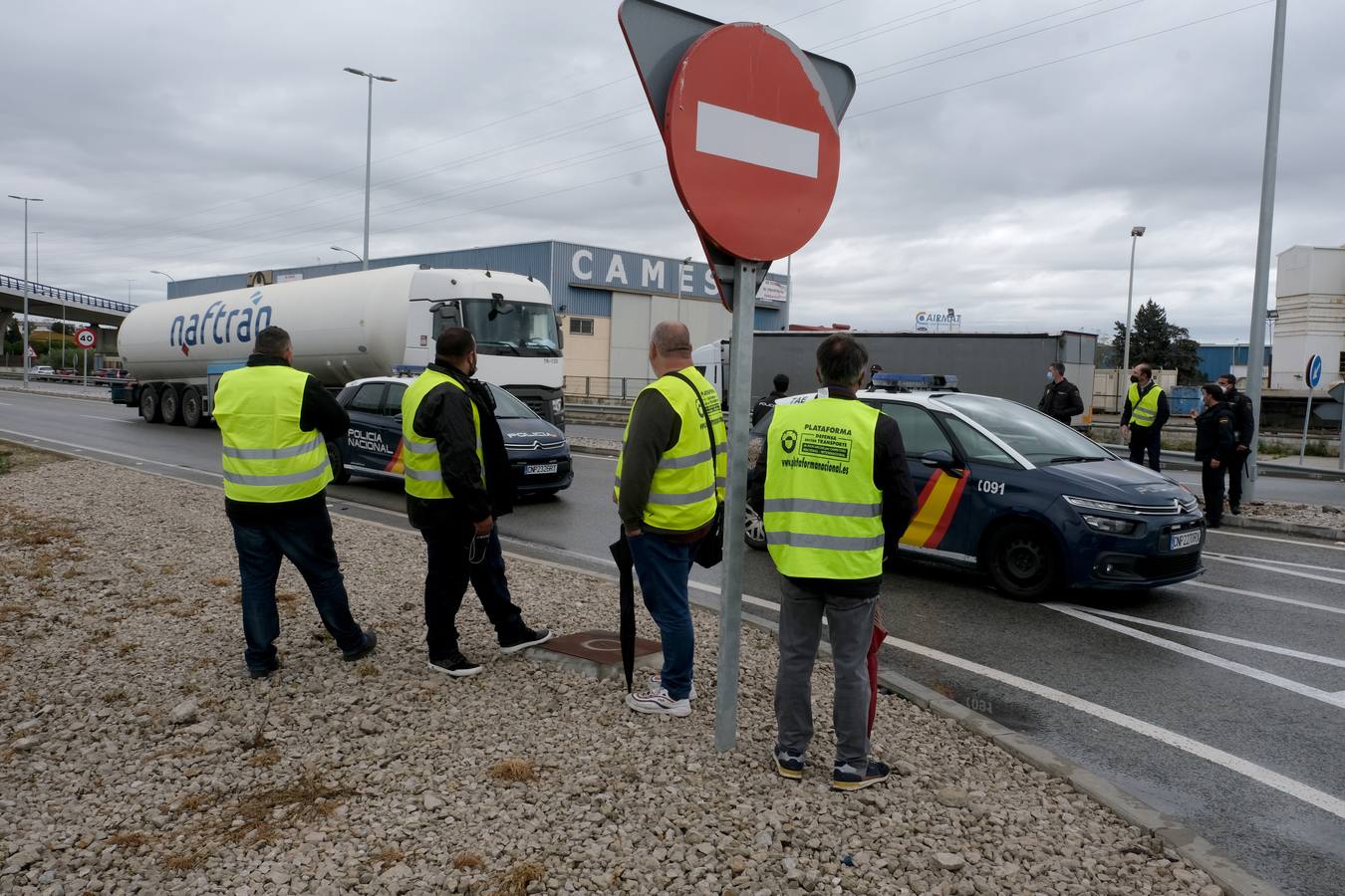 FOTOS: El tercer día de paro de los camioneros en Cádiz