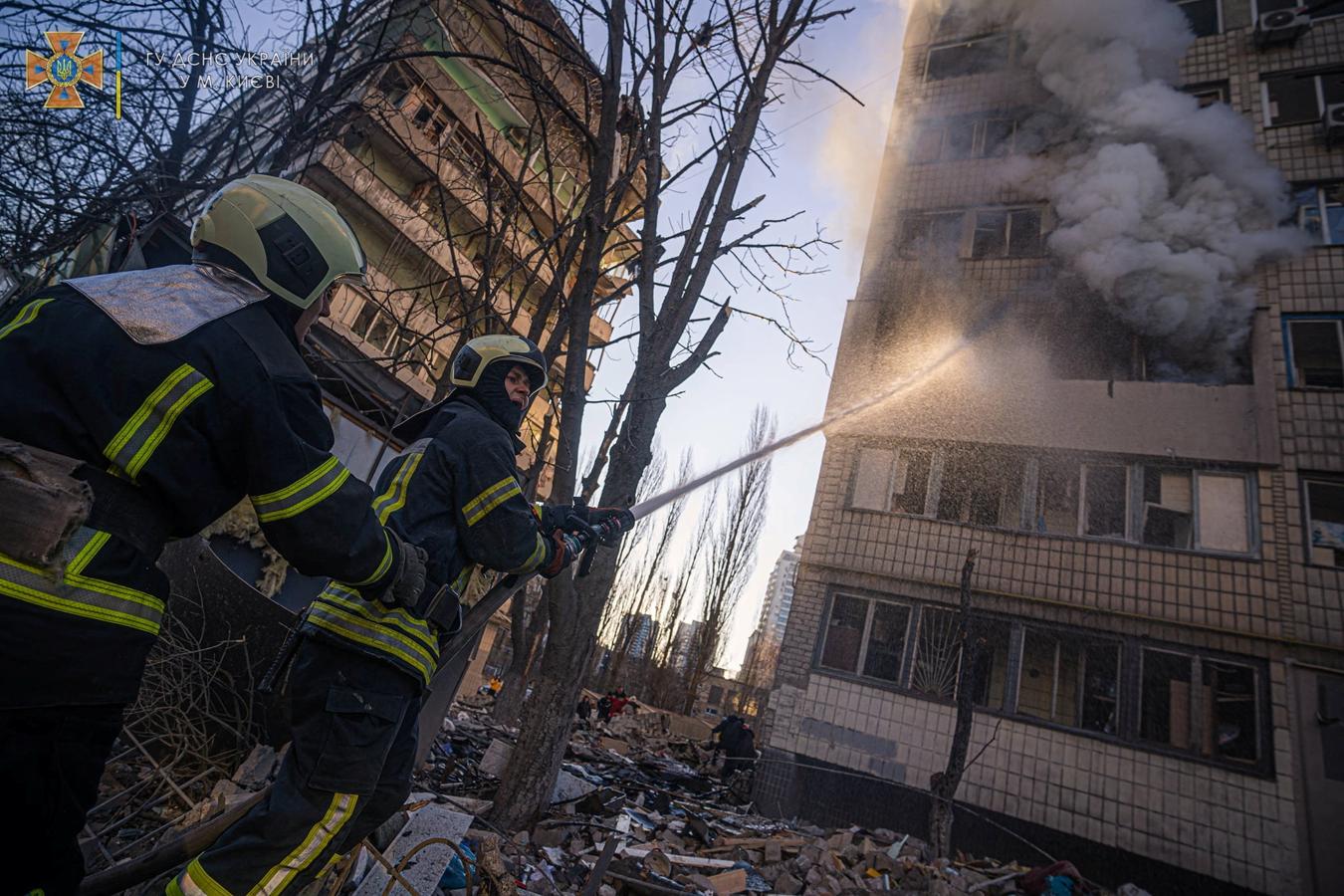 Los servicios de rescate trabajan para sofocar un incendio de un edificio bombardeado en Kiev. 