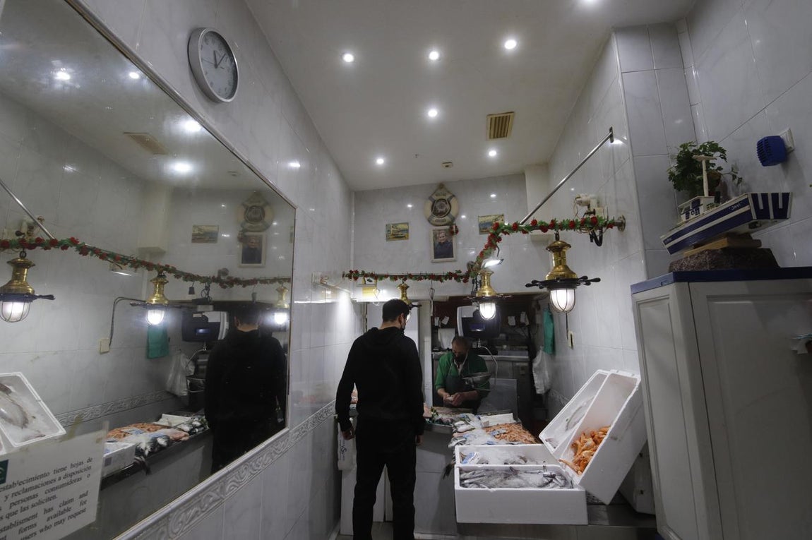 Huelga transporte | La situación en las pescaderías de Córdoba, en imágenes