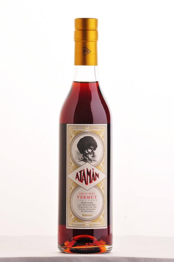 Atamán. El vermut Atamán está elaborado con manzanillas de los históricos cascos bodegueros Angioletti y El Toro, ambos en el barrio alto de Sanlúcar de Barrameda. Está inspirado en las viejas reservas de Atamán que bautizó Manuel Barbadillo, en enero de 1943: vinos quinados y antiguos vermuts que han sido guardados en la bodega durante décadas. Un vermut con carácter y con aromas a ajenjo, 'quassia', naranja amarga, romero y bayas de sauco.