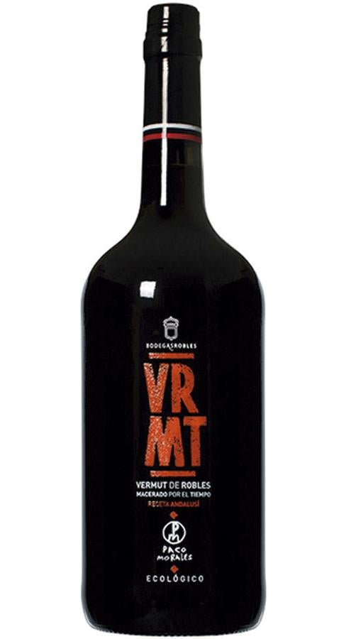 VRMT. Este vermut hecho en Montilla (Córdoba) es obra de la colaboración de Bodegas Robles y el chef Paco Morales, dos estrellas Michelin. Está elaborado sobre la base de un vino oloroso ecológico envejecido durante ocho años en barricas de roble, con un toque ligero de Pedro Ximénez. Sigue la fórmula del complejo sistema de criaderas y soleras y en su receta «Andalusí» –tal y como reza su etiqueta– se emplean diez plantas aromáticas que crecen en el propio viñedo ecológico del que sale la uva pedro ximénez con la que se elabora. «Paco Morales ha incorporado aromas y recuerdos de la gastronomía andalusí y es el responsable de su equilibrio entre dulce, amargo y ácido que permite una prolongada presencia de sus aromas en el paladar y nariz. Para ello ha sido fundamental el estudio de las especias andalusíes, especialmente el clavo y la canela», explican desde la bodega.