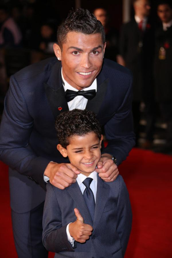 Cristiano Ronaldo. La estrella del fútbol ha sido padre por vientre de alquiler en tres ocasiones. En 2010 de su primogénito Cristiano Junior y siete años más tarde de los gemelos Eva y Mateo, nacidos el 8 de junio de 2017 en Estados Unidos.