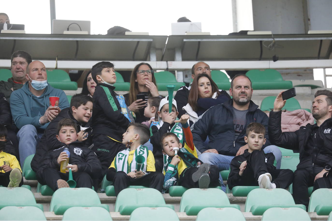 El ambiente en las gradas en el Córdoba CF - San Roque, en imágenes