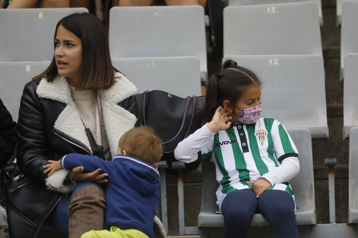 El ambiente en las gradas en el Córdoba CF - San Roque, en imágenes