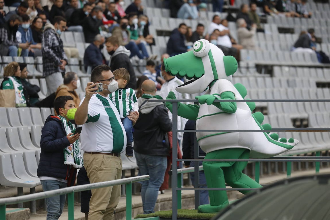 El ambiente en las gradas en el Córdoba CF - San Roque, en imágenes