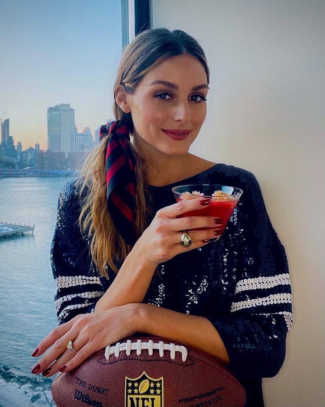 Coleta lateral con pañuelo. Una coleta muy sencilla y, a la vez, original, es la que lleva Olivia Palermo. La influencer apuesta por peinar la melena con raya en el medio y recogerla en una coleta lateral adornada con un pañuelo. Un peinado cool, fácil de imitar y versátil, que se puede llevar para una fiesta o un evento más formal.