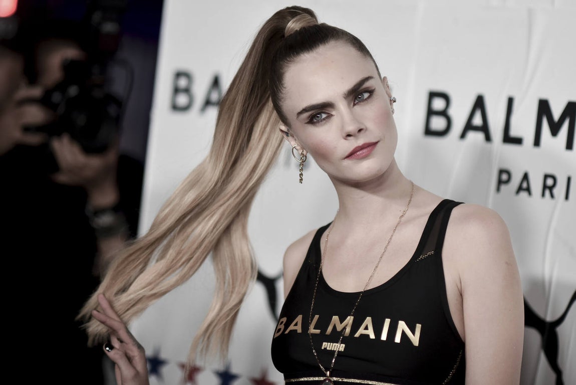 Coleta alta. También conocida como coleta ‘lifting’, porque estiliza los rasgos y rejuvenece el rostro. La coleta alta es muy elegante y por eso suele ser la favorita de las famosas, como Cara Delevingne, para posar en la alfombra roja. La modelo le da un toque especial, al envolver la goma con un mechón de pelo, un detalle que le aporta más glamur.