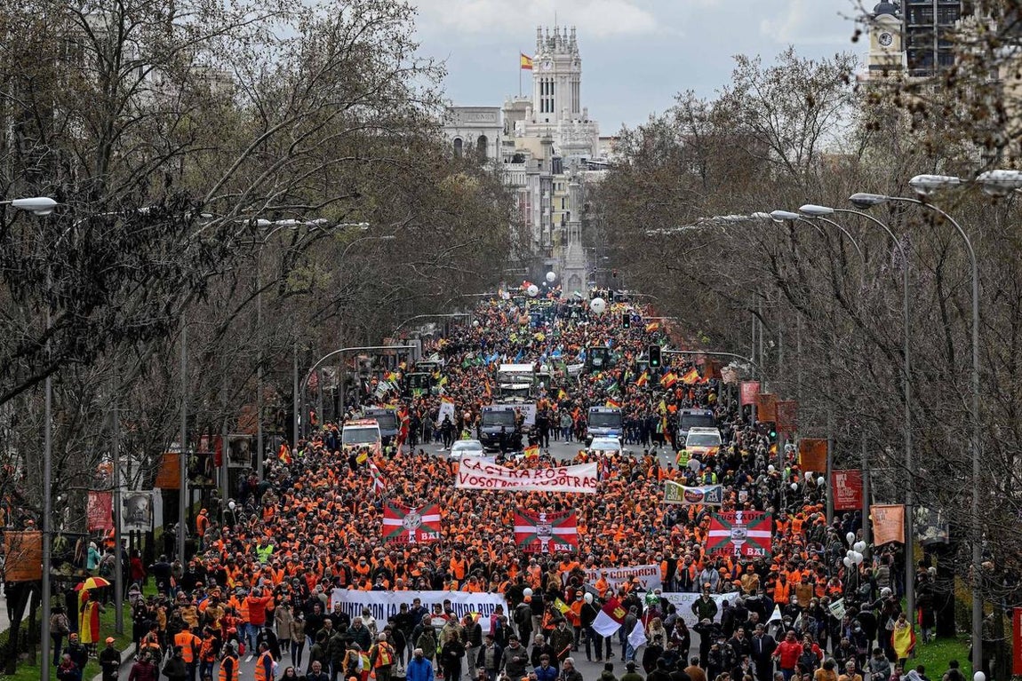 El campo español se ha lanzado este domingo a las calles de Madrid para reivindicar su futuro en un momento crítico para toda la cadena de valor del sector. 