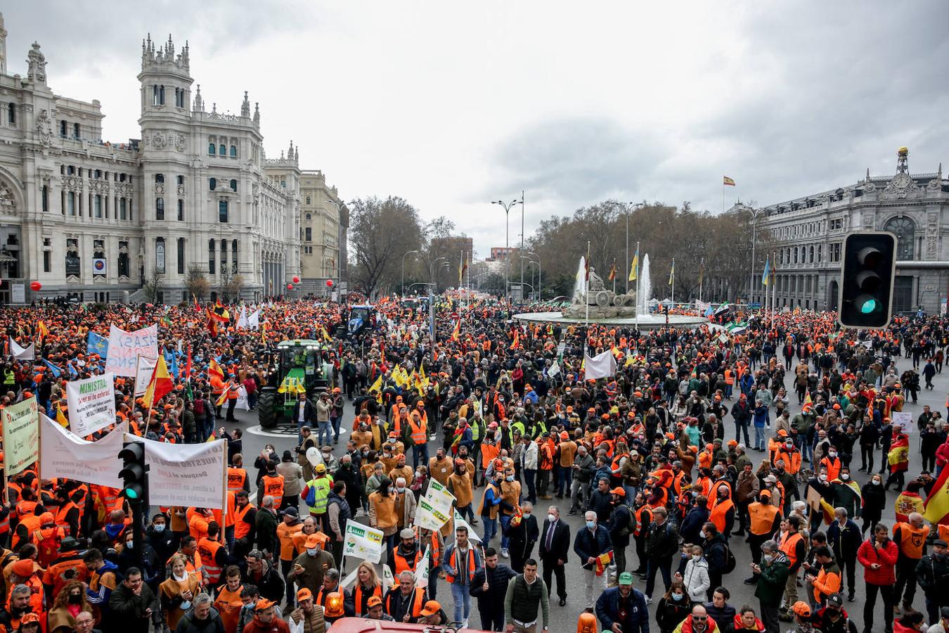 Pese a estar convocada a las 12.00 horas, como en el resto de ciudades, comenzó a recibir a los primeros manifestantes antes de las 11.00 horas con una pancarta donde se leía 'SOS Bajada de impuestos'. 