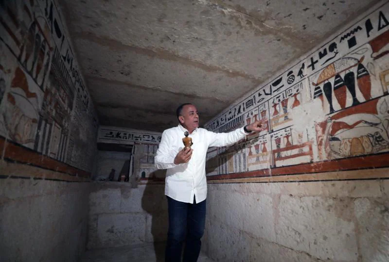 Mostafa Waziri, secretario general del Consejo Supremo de Antigüedades de Egipto, habla sobre los antiguos jeroglíficos dentro de la tumba de un hombre llamado 'Henu, mayordomo de la casa real' en el área de Saqqara cerca de Giza (Foto: EFE)