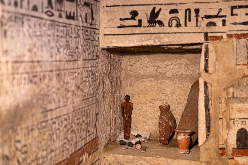 Figuritas y cerámicas en el interior de una de las tumbas de Saqqara (Foto: AFP)