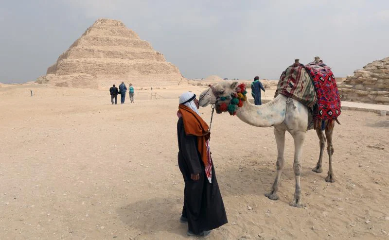 Arqueólogos egipcios han descubierto cinco tumbas antiguas adornadas con pinturas bien conservadas en la necrópolis de Menfis, en Saqqara, la capital del Antiguo Reino de los faraones. Este cementerio, situado en las afueras de la capital egipcia, El Cairo, y a poco más de quince kilómetros al sur de las famosas pirámides de la meseta de Giza, es Patrimonio de la Humanidad por la UNESCO y es conocido por la famosa pirámide escalonada del faraón Djoser, la primera de la era faraónica. ﻿