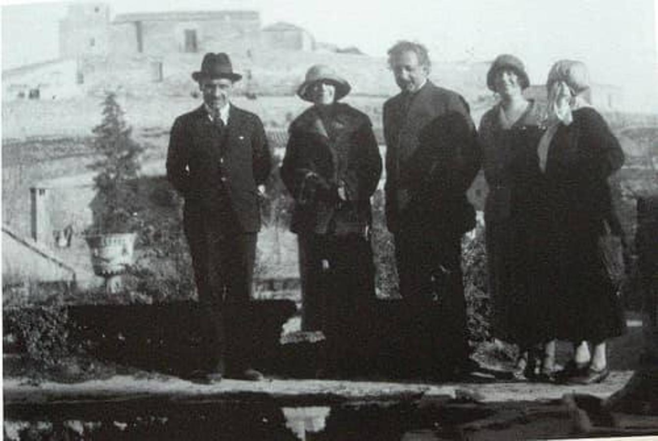 Testimonio gráfico de la visita de Einstein a Toledo, el 6 de marzo de 1923. Grupo posando en los jardines del Museo del Greco. A la izquierda, José Ortega y Gasset. Foto Fundación Ortega y Gasset. 