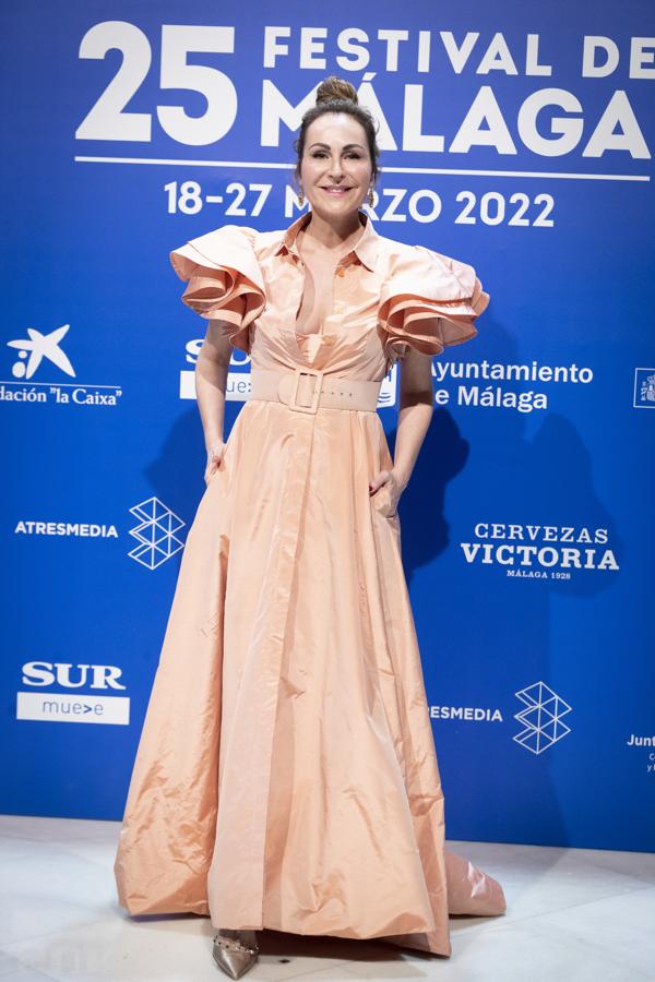 Ana Milán, en el Festival de Málaga 2022. Con un favorecedor vestido tipo camisero con volantes en los hombros de la firma 'made in Spain' Tot_Hom y zapatos de Valentino.
