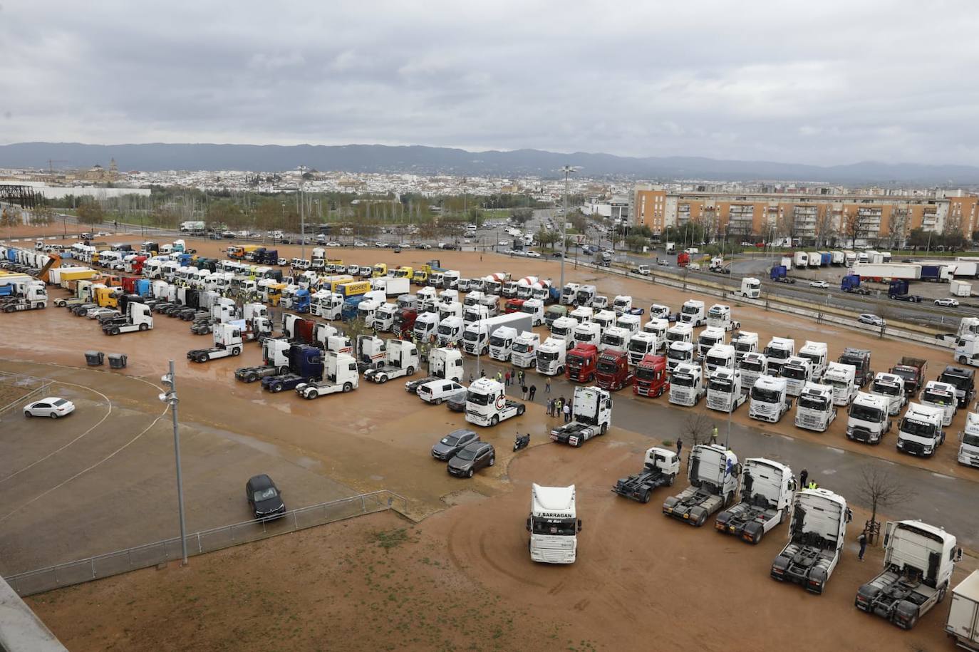 El inicio de la protesta de los camioneros en Córdoba, en imágenes