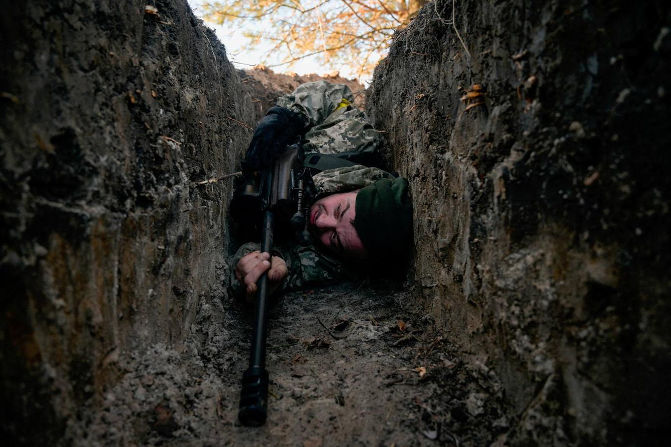 Ucrania impone la ley marcial. El Gobierno del país dio orden a todos los hombres  de entre 18 y 65 años de acudir a filas para luchar contra el Ejército ruso. Además, cientos de ucranianos, de todas las edades, se han unido a las brigadas voluntarias para defender su país.