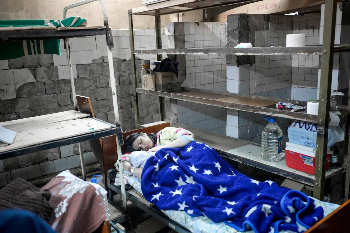 Hospitales bajo tierra. Cuando la vida se hace imposible en la superficie, los ucranianos buscan alternativas. Los centros sanitarios ahora son sótanos y las UCI se levantan entre estanterías de búnkeres.