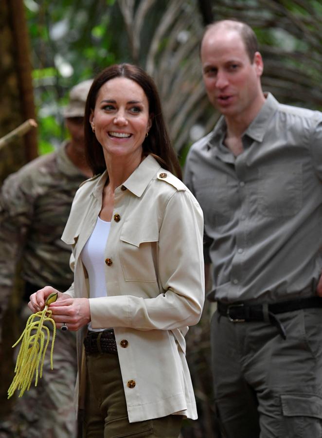 Los looks de Kate Middleton en su gira por el Caribe. Dicho estilismo lo acompañó con una sahariana color arena con botones de carey y cinturón del mismo tejido de Scotch &amp; Soda.