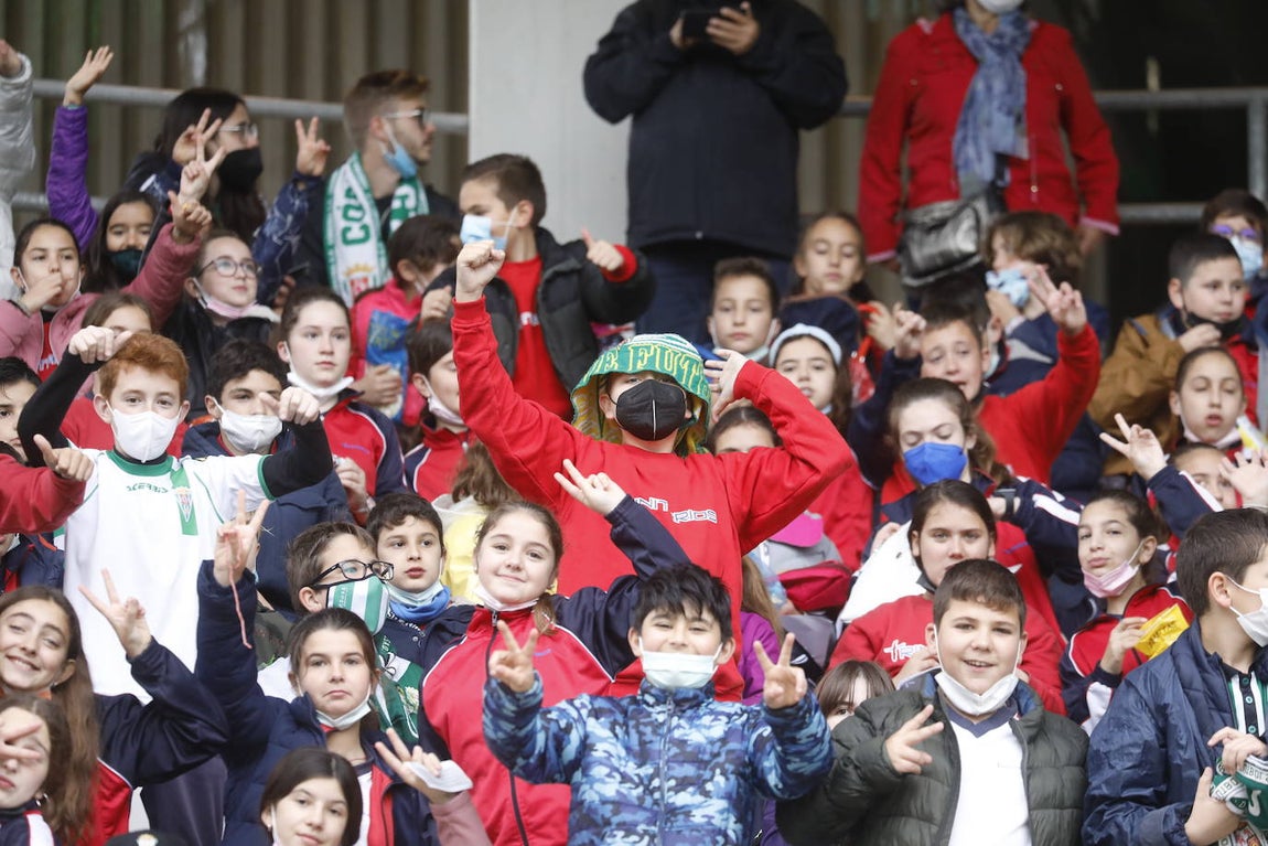 El excelente ambiente con miles de escolares en el Córdoba CF - Tamaraceite, en imágenes