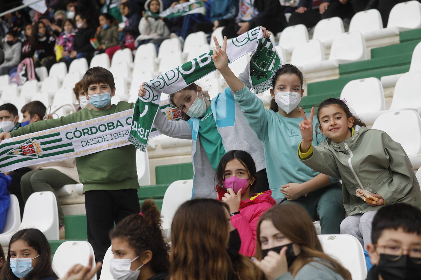 El excelente ambiente con miles de escolares en el Córdoba CF - Tamaraceite, en imágenes