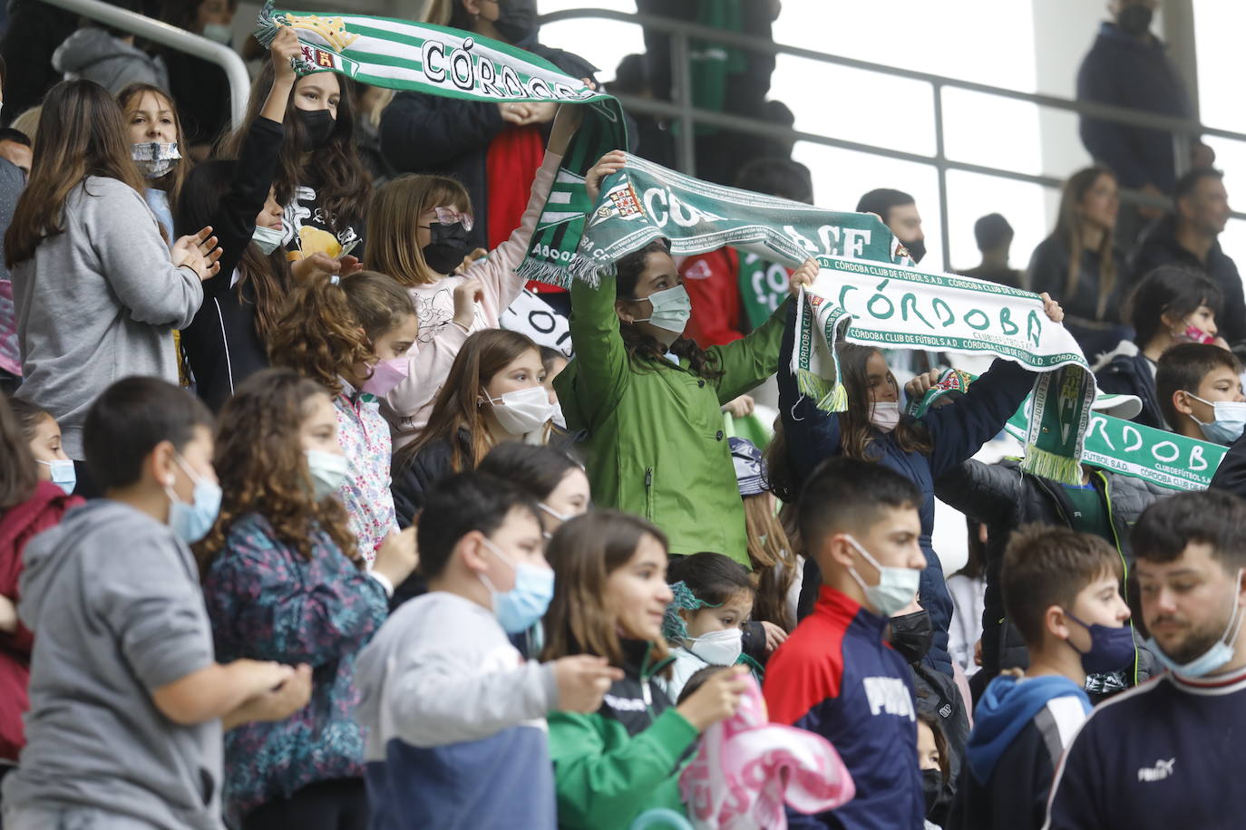 El excelente ambiente con miles de escolares en el Córdoba CF - Tamaraceite, en imágenes