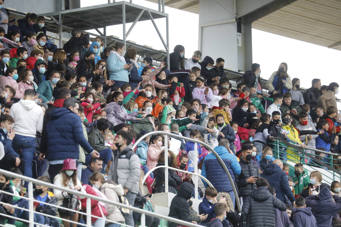 El excelente ambiente con miles de escolares en el Córdoba CF - Tamaraceite, en imágenes