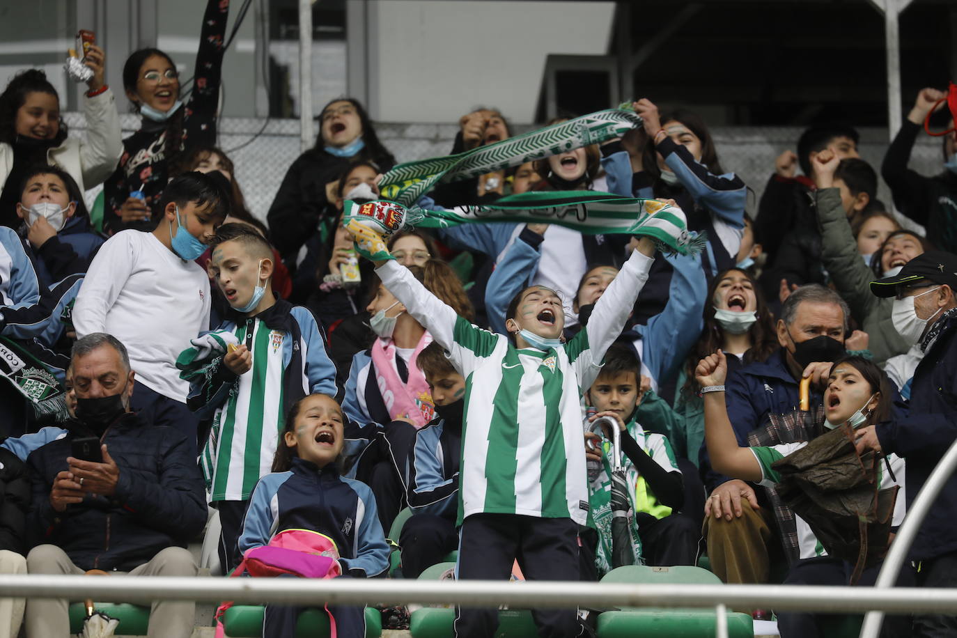 El excelente ambiente con miles de escolares en el Córdoba CF - Tamaraceite, en imágenes